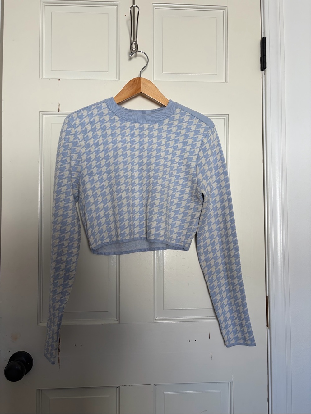 Express Light Blue and White Houndstooth Cropped Sweater